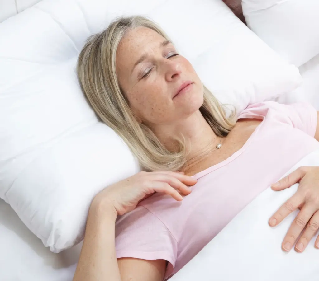 Thérapeute aidant une personne en séance de rééducation.