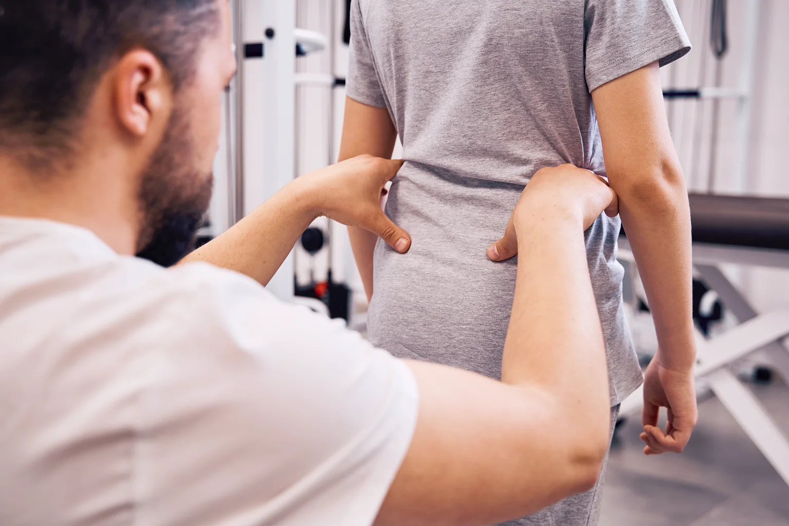 Chiropraticien examinant le dos d'un patient.