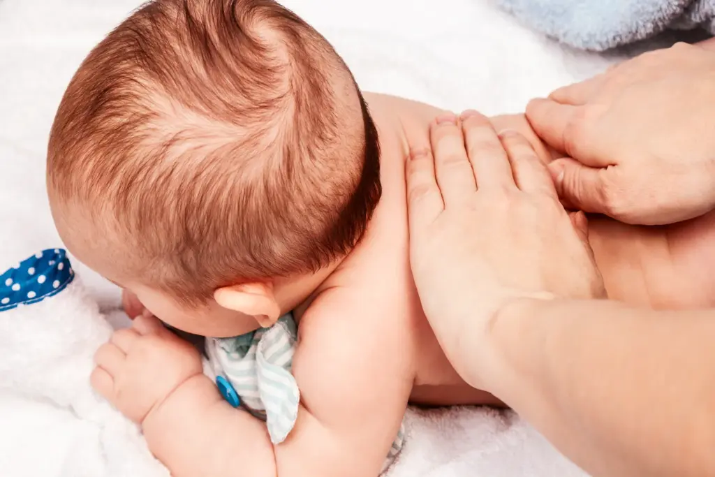 Bébé allongé reçoit un soin relaxant.