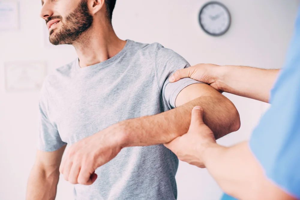 Évaluation du bras par un professionnel de santé.