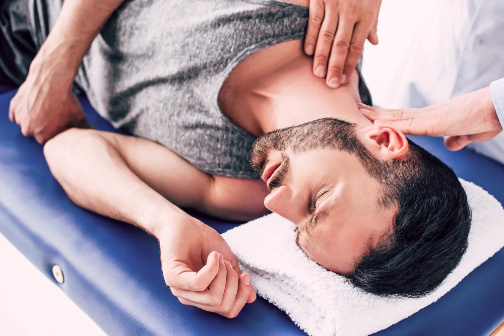 Médecin expliquant modèle anatomique de la colonne vertébrale.